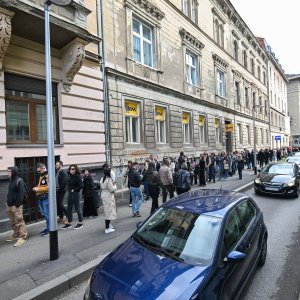 Na biralištu u Varšavskoj ulici u Zagrebu se stvorila velika gužva