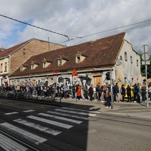 U redovima se čekalo ispred birališta i u popodnevnim satima