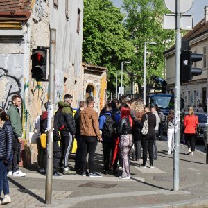 U redovima se čekalo ispred birališta i u popodnevnim satima