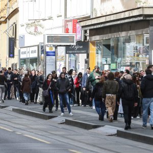 U redovima se čekalo ispred birališta i u popodnevnim satima