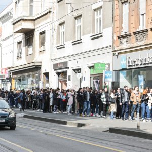 U redovima se čekalo ispred birališta i u popodnevnim satima