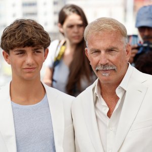 Hayes i Kevin Costner