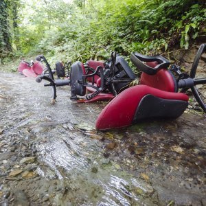 Uredske stolice bačene u potok na ulazu u Park prirode Medvednica