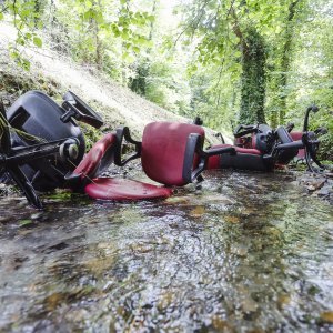 Uredske stolice bačene u potok na ulazu u Park prirode Medvednica