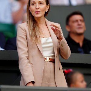 Jelena Đoković s djecom na Wimbledonu