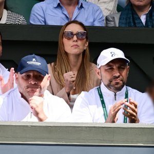 Jelena Đoković s djecom na Wimbledonu