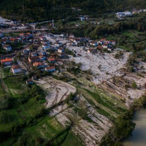 Pogled iz zraka na odron i posljedice poplava koje su pogodile BiH