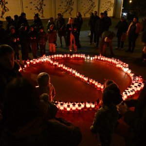 Građani pale svijeće na školskom igralištu OŠ Prečko