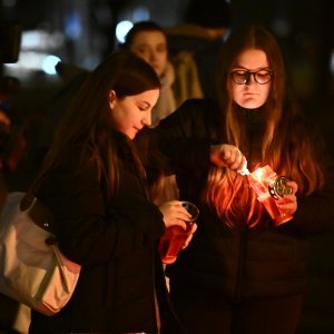 Građani pale svijeće na školskom igralištu OŠ Prečko