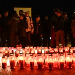 Građani pale svijeće na školskom igralištu OŠ Prečko