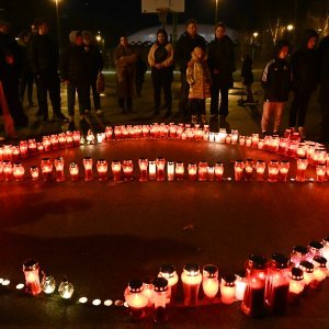 Građani pale svijeće na školskom igralištu OŠ Prečko