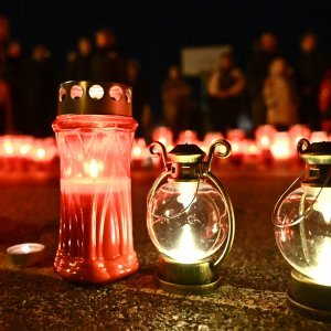 Građani pale svijeće na školskom igralištu OŠ Prečko