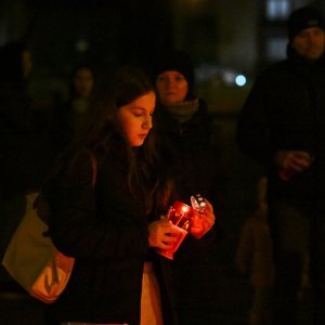 Građani pale svijeće na školskom igralištu OŠ Prečko