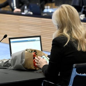 Žene u Vladi dočekao buket cvijeća