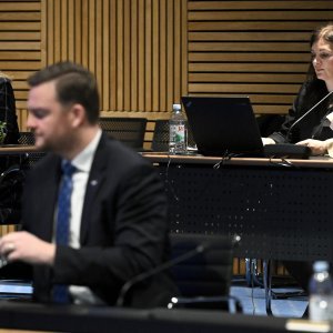 Žene u Vladi dočekao buket cvijeća