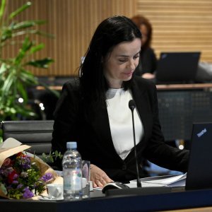 Žene u Vladi dočekao buket cvijeća