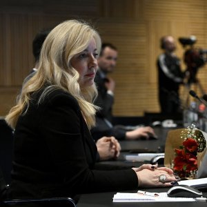 Žene u Vladi dočekao buket cvijeća