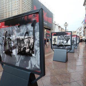 Vandali uništili izložbu 'Partizanke' na Korzu