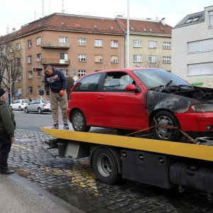 Zapalio se automobil