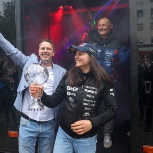 Doček Zrinke Ljutić u njezinom kvartu Sloboštini