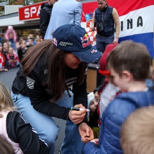 Doček Zrinke Ljutić u njezinom kvartu Sloboštini