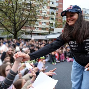 Doček Zrinke Ljutić u njezinom kvartu Sloboštini