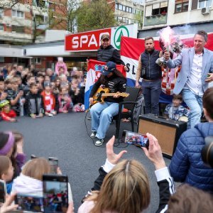 Doček Zrinke Ljutić u njezinom kvartu Sloboštini