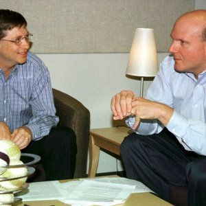 2000.: Steve Ballmer nasljeđuje Gatesa kao drugi izvršni direktor tvrtke