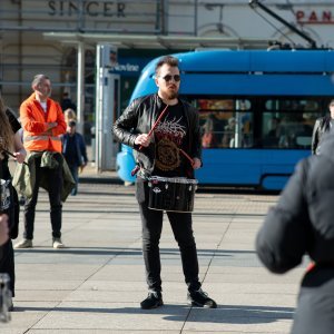 Zagreb: Molitelji se okupili na glavnom trgu, organiziran i protuprosvjed