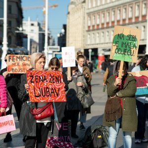 Zagreb: Molitelji se okupili na glavnom trgu, organiziran i protuprosvjed