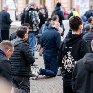 Zagreb: Molitelji se okupili na glavnom trgu, organiziran i protuprosvjed