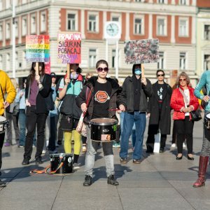 Zagreb: Molitelji se okupili na glavnom trgu, organiziran i protuprosvjed