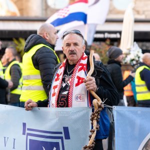 Zagreb: Molitelji se okupili na glavnom trgu, organiziran i protuprosvjed