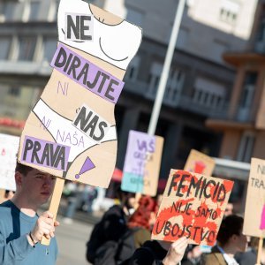 Zagreb: Molitelji se okupili na glavnom trgu, organiziran i protuprosvjed