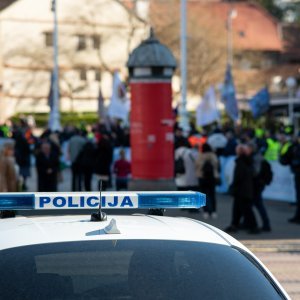 Zagreb: Molitelji se okupili na glavnom trgu, organiziran i protuprosvjed