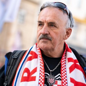 Zagreb: Molitelji se okupili na glavnom trgu, organiziran i protuprosvjed