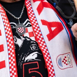 Zagreb: Molitelji se okupili na glavnom trgu, organiziran i protuprosvjed