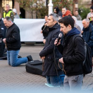 Zagreb: Molitelji se okupili na glavnom trgu, organiziran i protuprosvjed