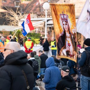 Zagreb: Molitelji se okupili na glavnom trgu, organiziran i protuprosvjed