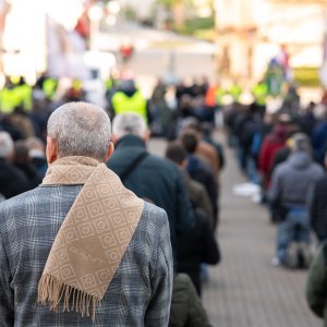 Zagreb: Molitelji se okupili na glavnom trgu, organiziran i protuprosvjed