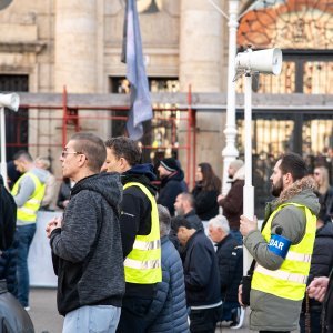 Zagreb: Molitelji se okupili na glavnom trgu, organiziran i protuprosvjed