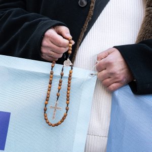 Zagreb: Molitelji se okupili na glavnom trgu, organiziran i protuprosvjed