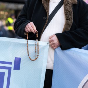 Zagreb: Molitelji se okupili na glavnom trgu, organiziran i protuprosvjed