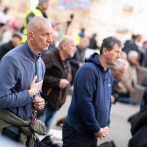 Zagreb: Molitelji se okupili na glavnom trgu, organiziran i protuprosvjed