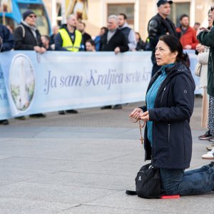 Zagreb: Molitelji se okupili na glavnom trgu, organiziran i protuprosvjed