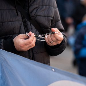 Zagreb: Molitelji se okupili na glavnom trgu, organiziran i protuprosvjed