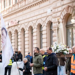 Zagreb: Molitelji se okupili na glavnom trgu, organiziran i protuprosvjed