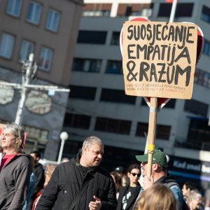 Zagreb: Molitelji se okupili na glavnom trgu, organiziran i protuprosvjed