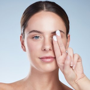 Ovaj serum za okoloočno područje postao je pravi must-have u koji se svi kunu