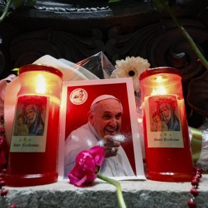 Vjernici diljem svijeta opraštaju se od Pape